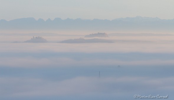 Hohenkrähen, Mägdeberg und Hohentwiel. Die Schweizer Alpen im Hintergrund - u.a. die Churfirsten in den Appenzeller Alpen und Vorab mit seinem schwindenden Gletscher